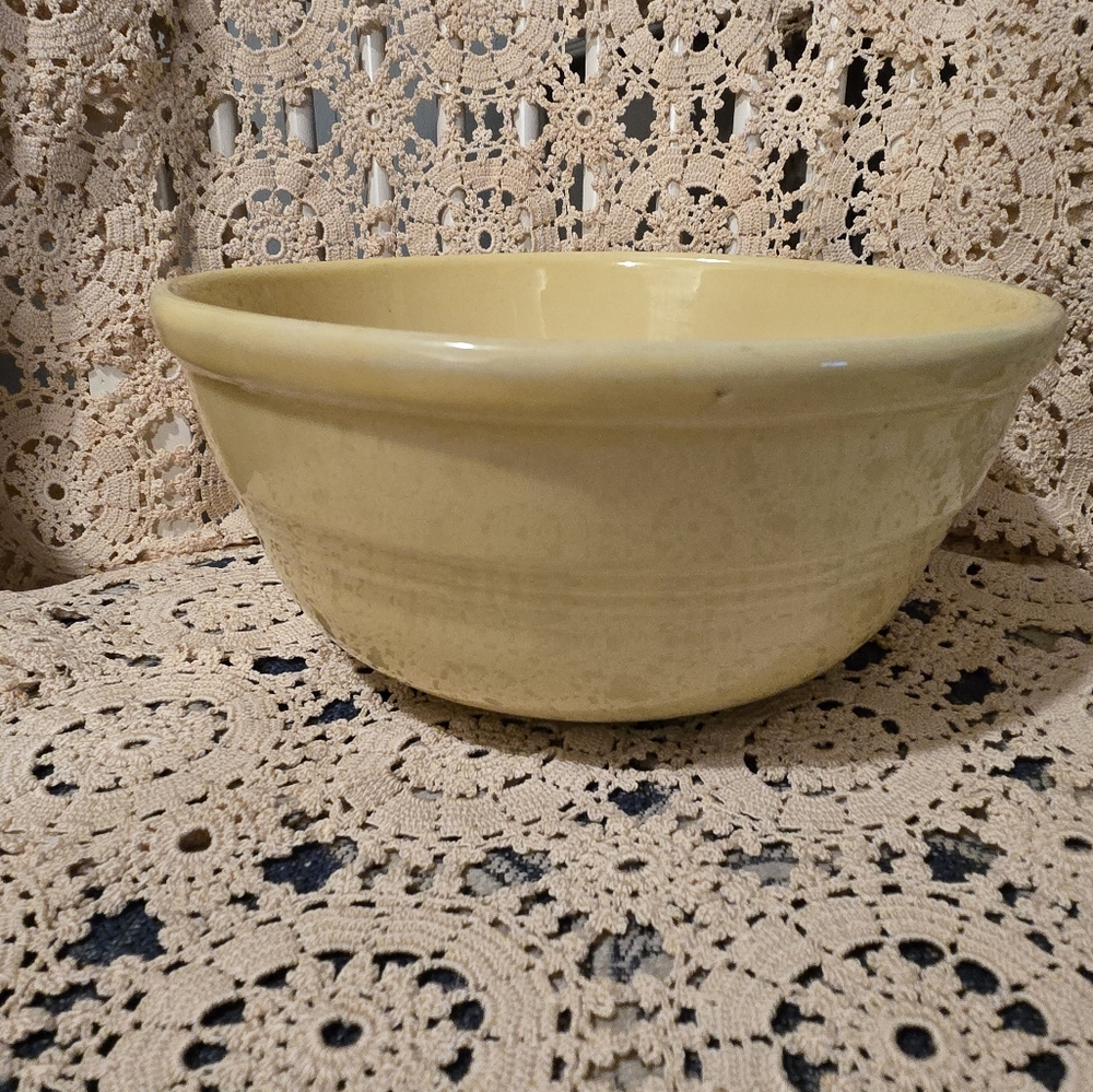 Roseville Memories Ohio Vintage 8.5” Mixing Bowl. Collectable